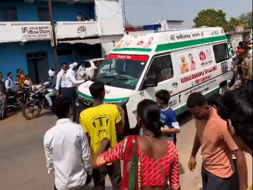 कटर मशीन से फुटरेस्ट को काटकर घायल को अस्पताल भेजा गया।