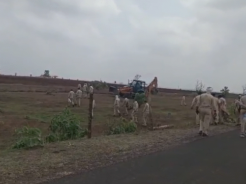 ग्रामीणों के हमला करने पर वन टीम जान बचाकर भाग गयी.