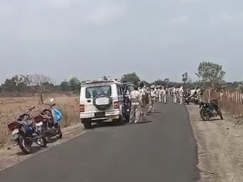 ग्रामीणों ने वन विभाग की गाड़ियों में भी तोड़फोड़ की.
