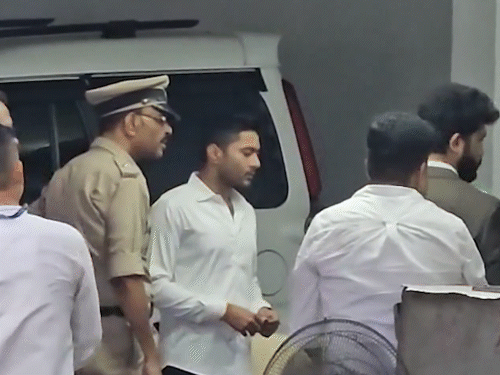 अभिषेक बनर्जी 11 जून को कोलकाता में CID के सामने पेश हुए थे।