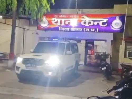 कैंट थाना पुलिस घटना स्थल के आसपास के सीसीटीवी फुटेज खंगाल रही है।