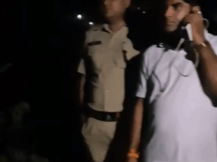 पुलिस की टीम डैम के आसपास सर्चिंग कर रही है.
