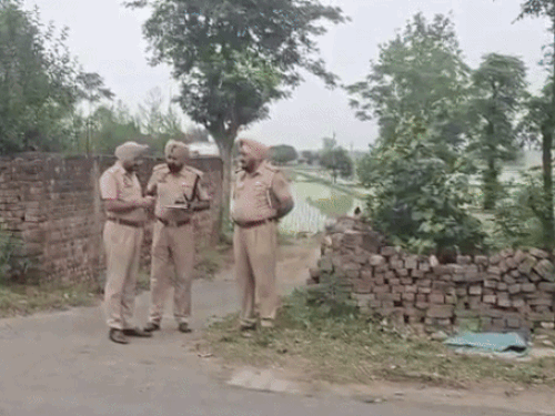 मौके पर जांच करने पहुंची पुलिस।