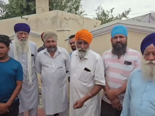 मामले की जानकारी देते गांव के लोग।
