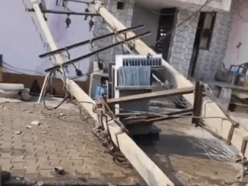 लोगो ने बताया कि बिजली के खंभे पहले से झुके हुए थे