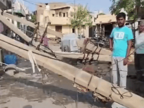 गांव मिर्जापुर में घर पर गिरे 11 हजार वोल्ट की लाइन के बिजली के खंभे - Dainik Bhaskar