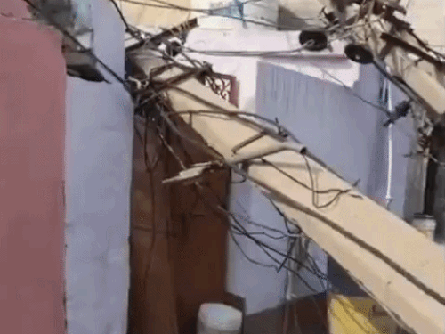 बिजली के खंभो के गिर जाने के कारण एक परिवार घर में कैद हो गया।