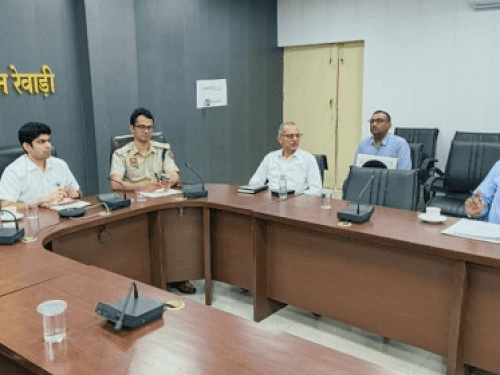 DC Abhishek Meena presiding over the review meeting. - Dainik Bhaskar