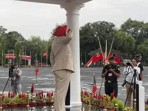 सलामी लेते गवर्नर लेफ्टिनेंट जनरल (रिटायर्ड) गुरुमीत सिंह।