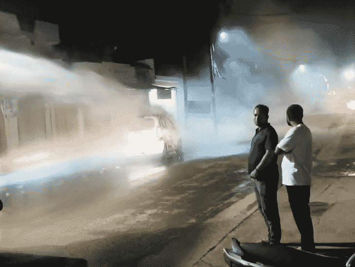 फायर ब्रिगेड की मदद से आग बुझाई गई।