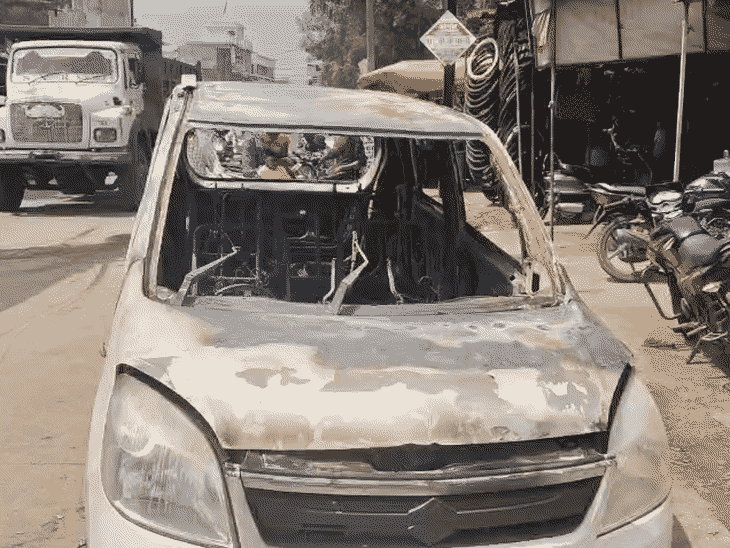 सड़क किनारे खड़ी गाड़ियों में आग लगा दी गई.