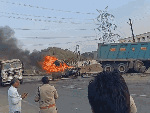 डंपर की टक्कर के बाद स्कॉर्पियो में आग लग गई।