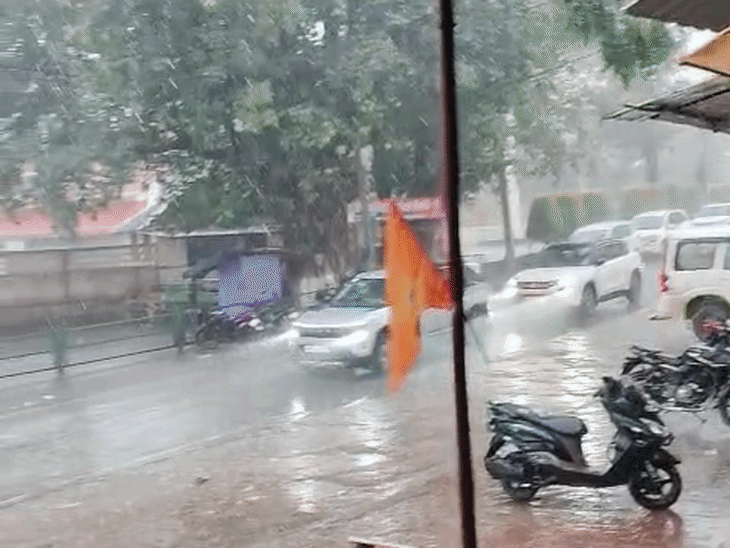 शनिवार को पचमढ़ी में करीब आधे घंटे तक बारिश हुई।