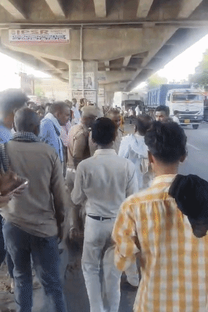 तेज रफ्तार डंपर ने बाइक सवार महिला को कुचल दिया, जिससे महिला की मौत हो गई।