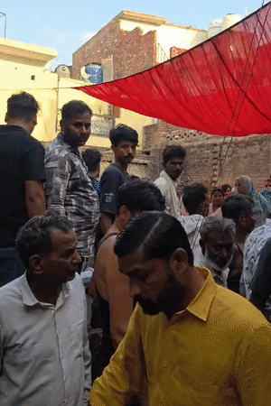 आंधी की वजह से जर्जर दीवार गिर गई।