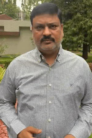 सपा नेता पवन पांडे ने कहा- महिपाल सिंह ने जिन ट्रस्टियों का नाम लिया है, उन्हें इस्तीफा दे देना चाहिए।