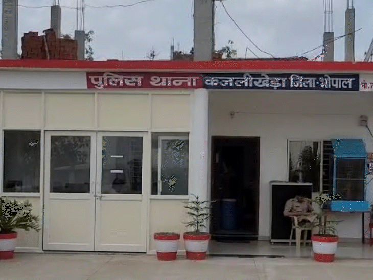 कजलीखेड़ा थाने के सामने महिला अधिकारी को धमकी दी गई।