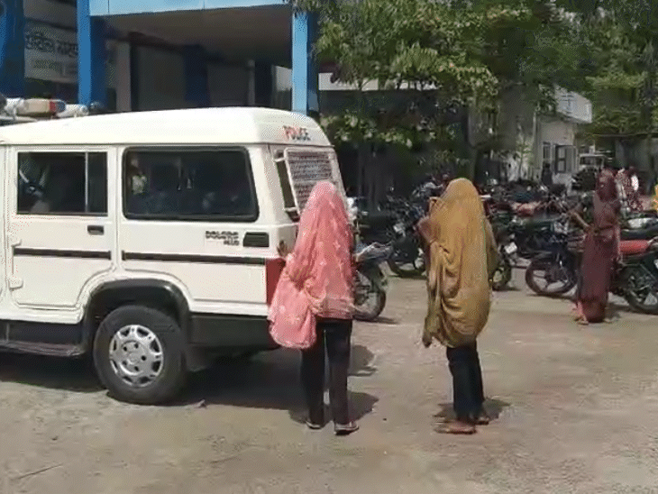 दोनों लड़कियों ने थाने पहुंचकर अपना बयान दर्ज कराया.