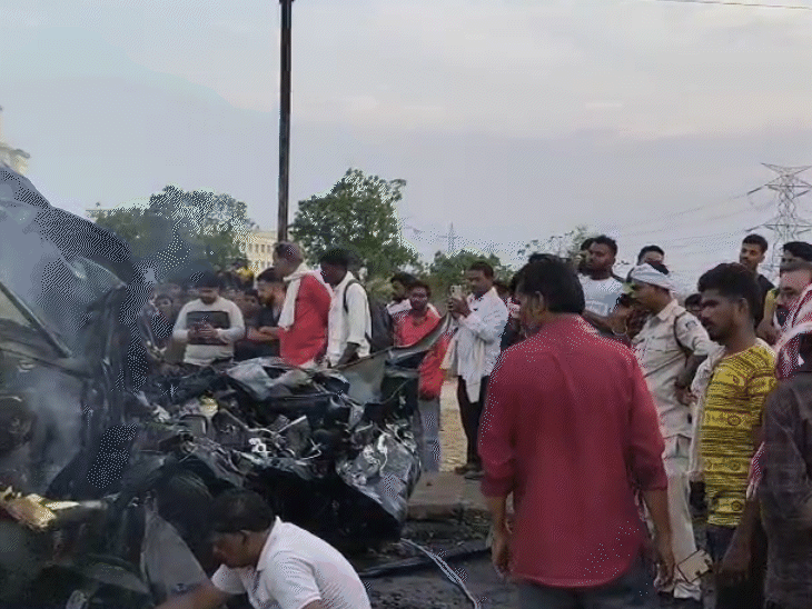 कार के अंदर फंस रह गए 2 लोग। कंकाल बन गए।