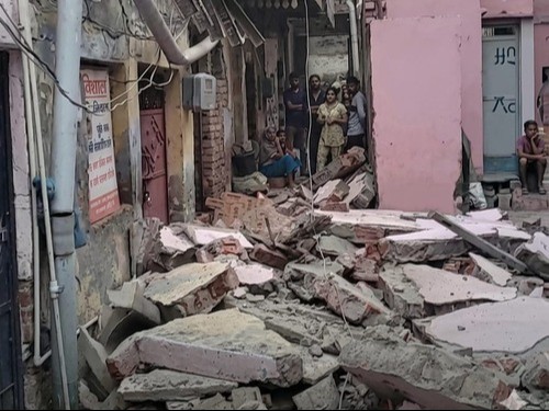 हरियाणा के फ़रीदाबाद में बारिश के कारण एक घर का एक हिस्सा गिर गया.