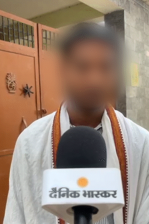 एका विद्यार्थ्याने सांगितले की, प्रत्येक खोलीत राहणाऱ्याकडून 2700 रुपये भाडे घेतले जाते.