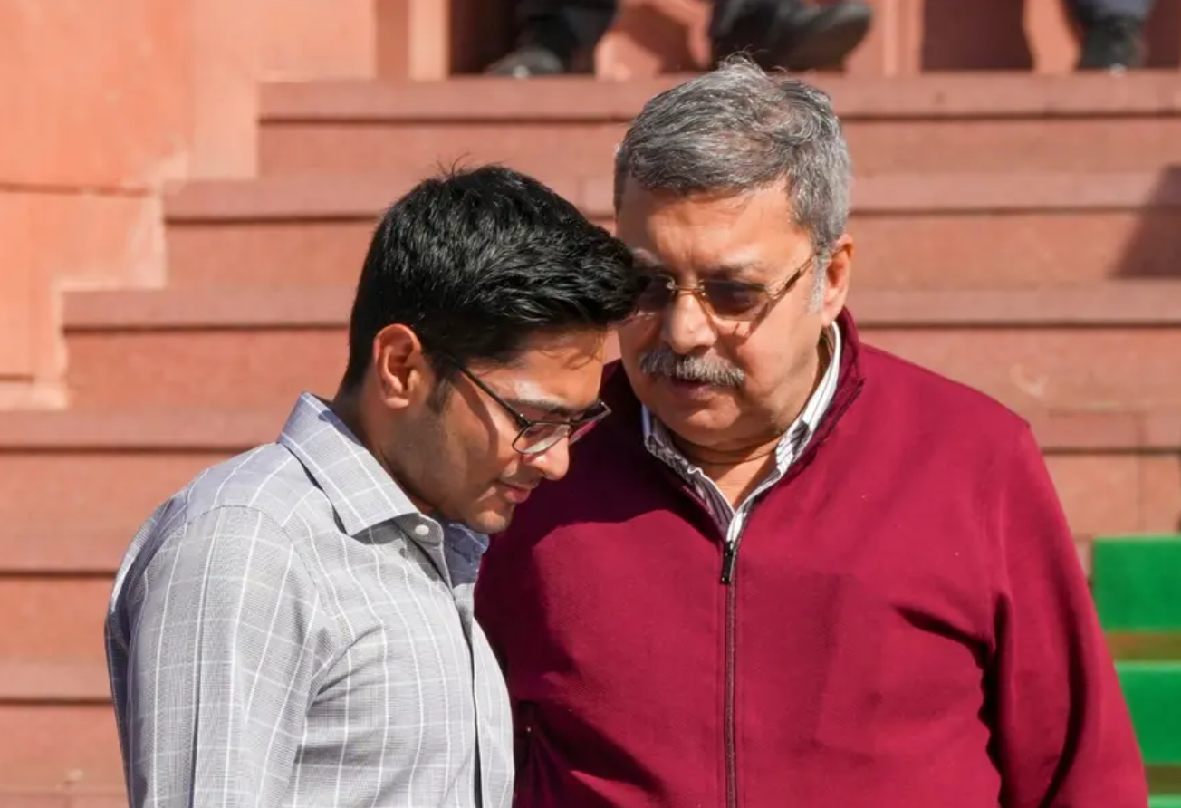 संसद परिसर में अभिषेक बनर्जी और कल्याण बनर्जी की तस्वीर.