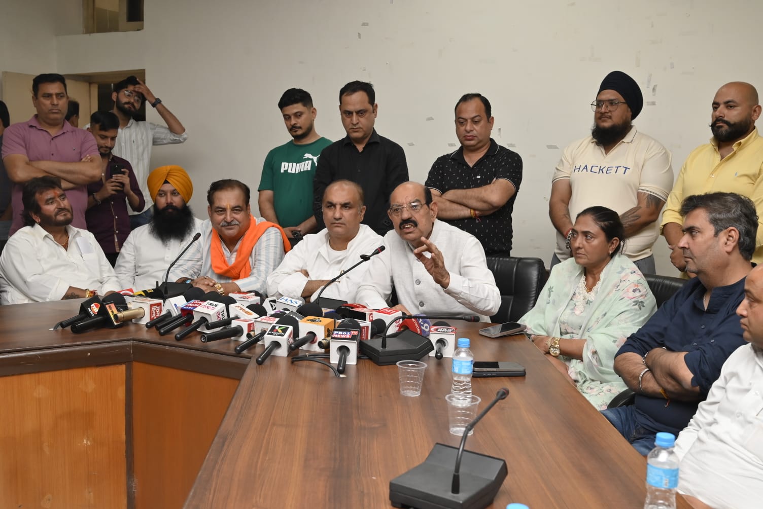 कार्यक्रम की तैयारियों को लेकर बैठकर करती जालंधर की आप लीडरशिप।