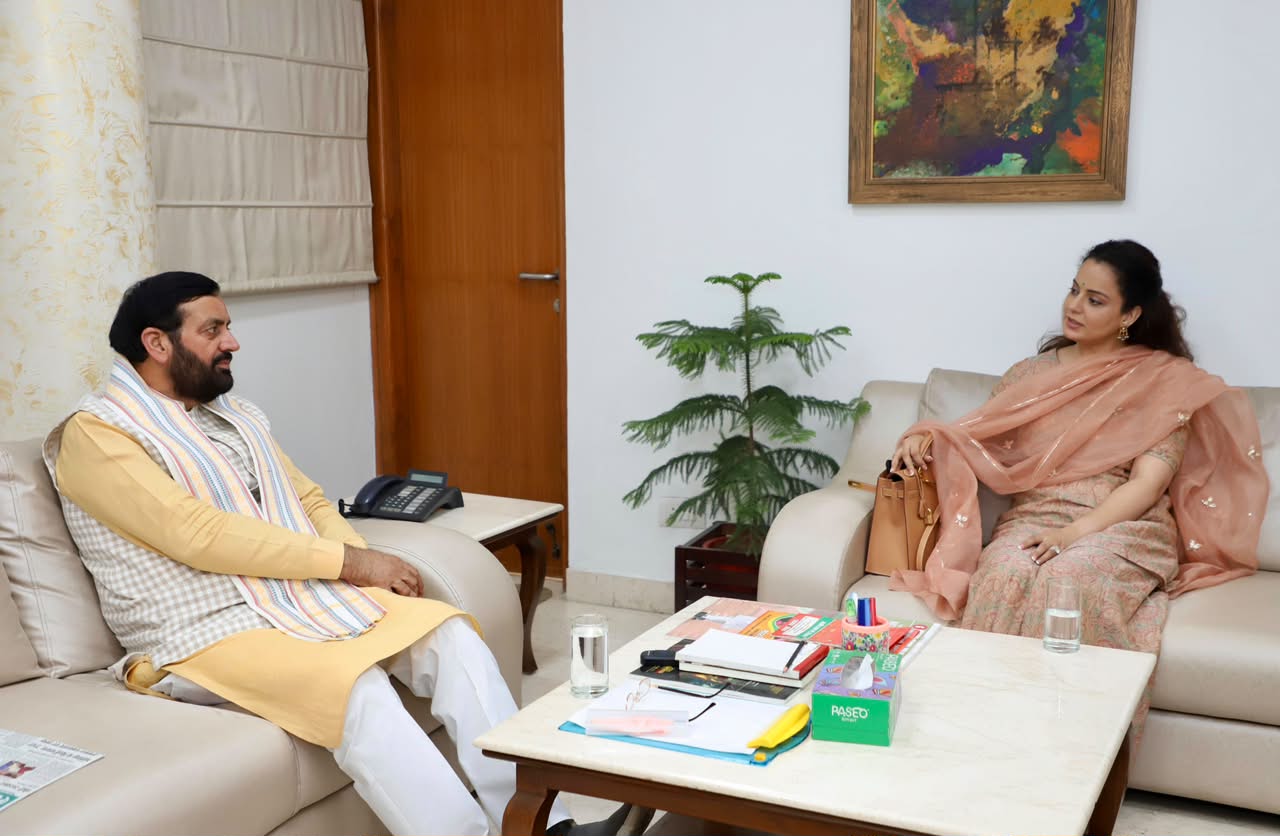 नई दिल्ली में हरियाणा सीएम के साथ सांसद और अभिनेत्री कंगना रनोट। फाइल फोटो।