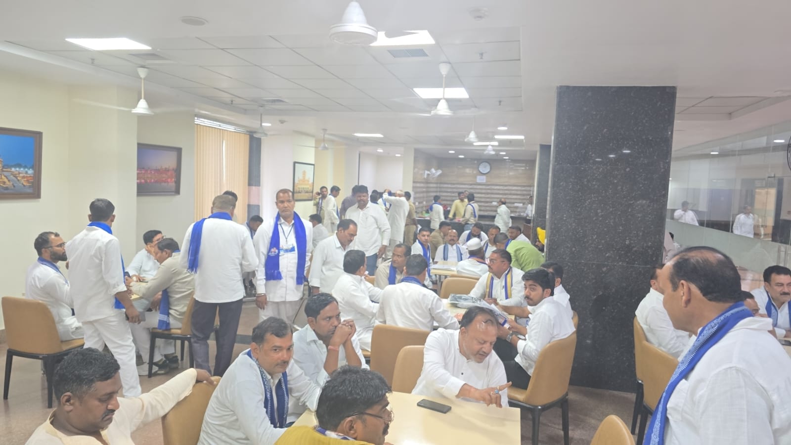 सहारनपुर, मेरठ और मुरादाबाद मंडल के दावेदार डालीबाग स्थित VVIP गेस्ट हाउस पहुंचे हुए हैं।