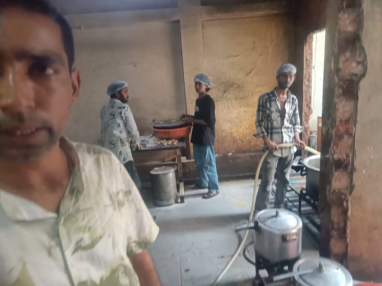 मामले में जांच के लिए खाद्य विभाग की टीम पहुंची.