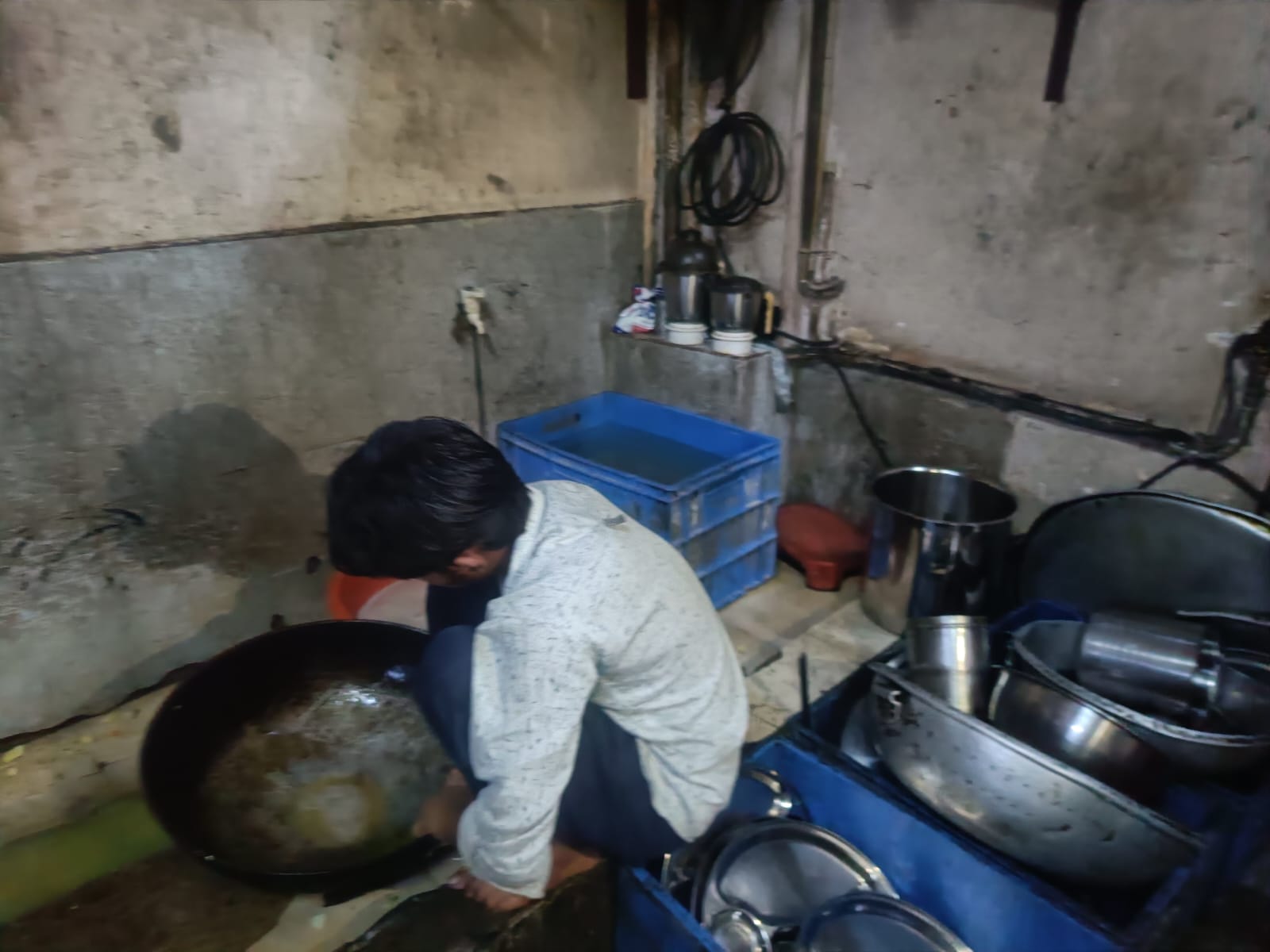 रसोईघर में साफ-सफाई एवं स्वच्छता का निरीक्षण किया गया।