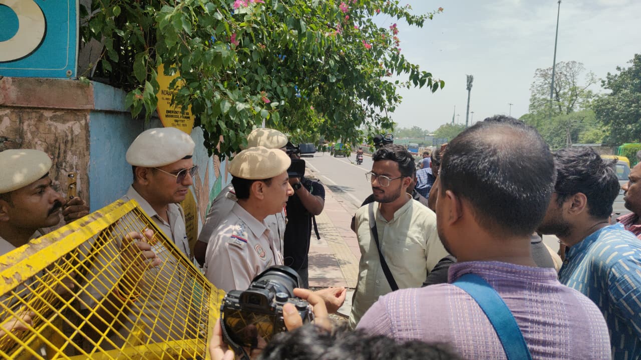 NTA मुख्यालय के बाहर प्रदर्शन करने पहुंचे छात्र।