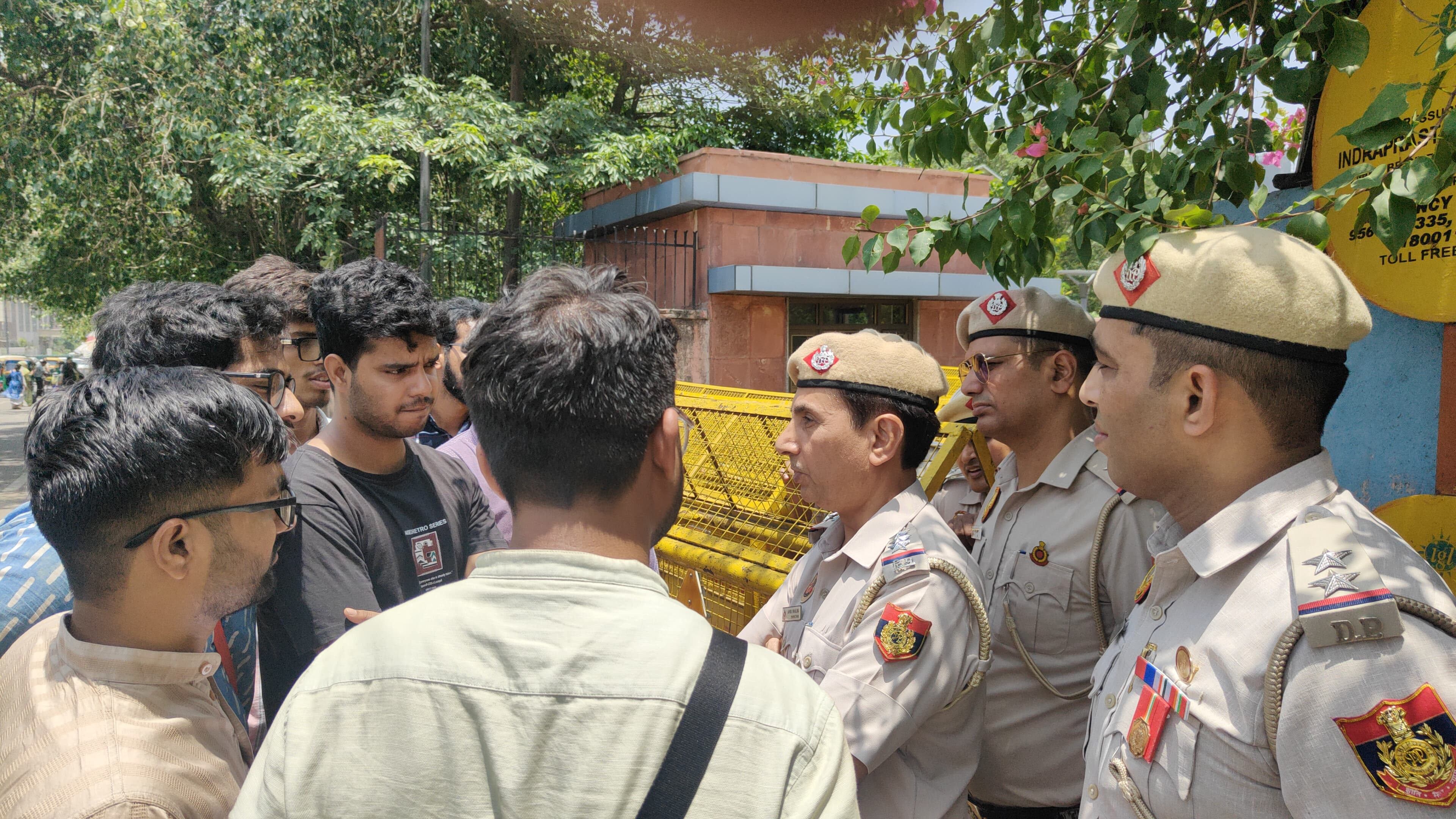 Cuet-Pg Scam Allegations | Nta Protest Delhi 2 Nta मुख्यालय के बाहर प्रदर्शन करने पहुंचे छात्र।