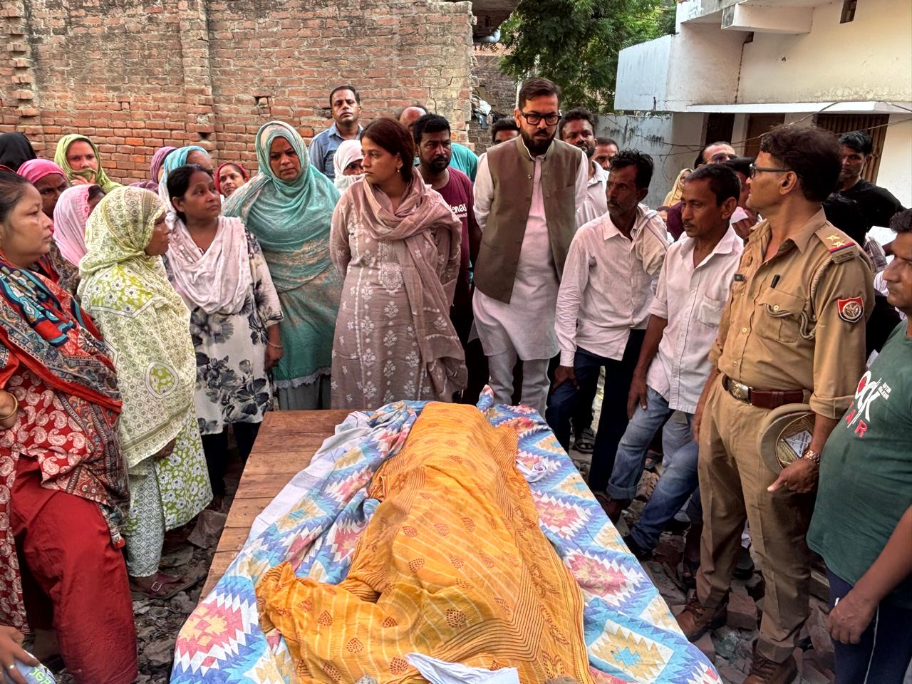 मौके पर सपा नेता पूजा शुक्ला भी पहुंचीं हैं।