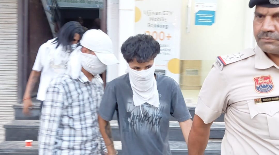 युवकों को पुलिस होटल से बाहर लेकर आते हुए