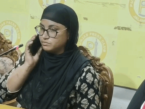 किसी का फोन आने के बाद प्रेस कॉन्फ्रेंस बीच में रद्द करते सिमरन के पारिवारिक सदस्य।