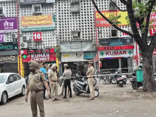 फायरिंग के बाद मौके पर तैनात पुलिस कर्मचारी।