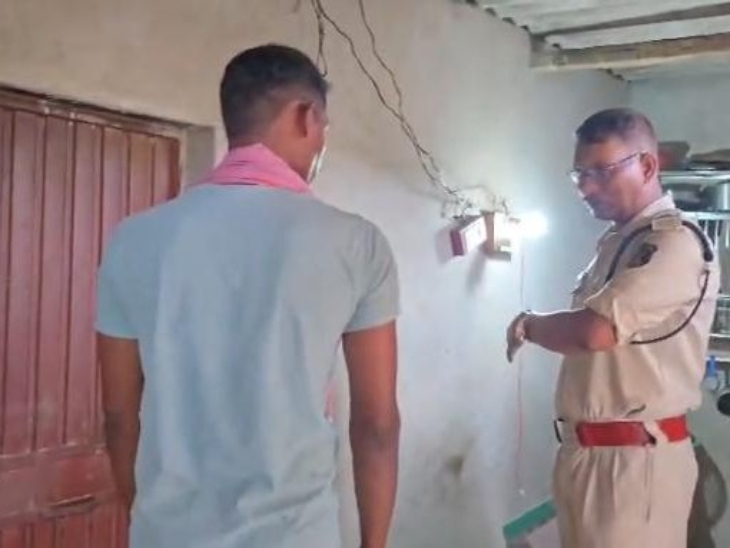 घटना की सूचना मिलने के बाद पुलिस मौके पर पहुंची। - Dainik Bhaskar