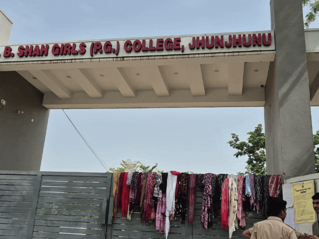 स्टूडेंट्स के दुपट्टे और चुन्नी बाहर उतरवाई गई।