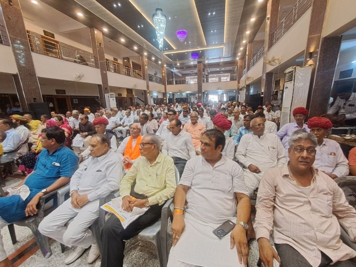 पाली शहर के नया गांव रोड स्थित रूप रजत विहार में रविवार को विकसित भारत संकल्प सम्मेलन में मौजूद भाजपाई।