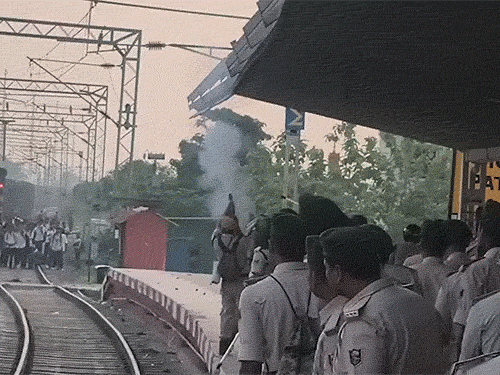 बिहार सिपाही भर्ती परीक्षा: कैंडिडेट्स ने स्टेशन पर की तोड़फोड़-पथराव, पुलिस ने किए हवाई फायर