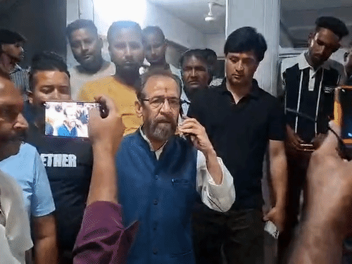 घटना के बाद विधायक मुन्ना चौहान गांव में पहुंचे और फोन पर पुलिस अधिकारी को डांटते हुए।