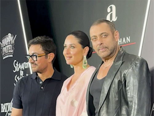 रेड कार्पेट पर सलमान ने आमिर और करीना के साथ पोज दिए।