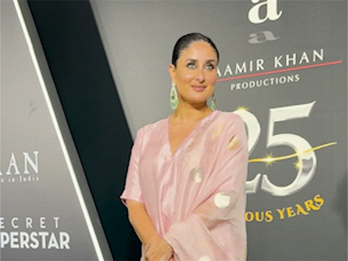 करीना कपूर खान शानदार आउटफिट और बन हेयरस्टाइल में नजर आईं।