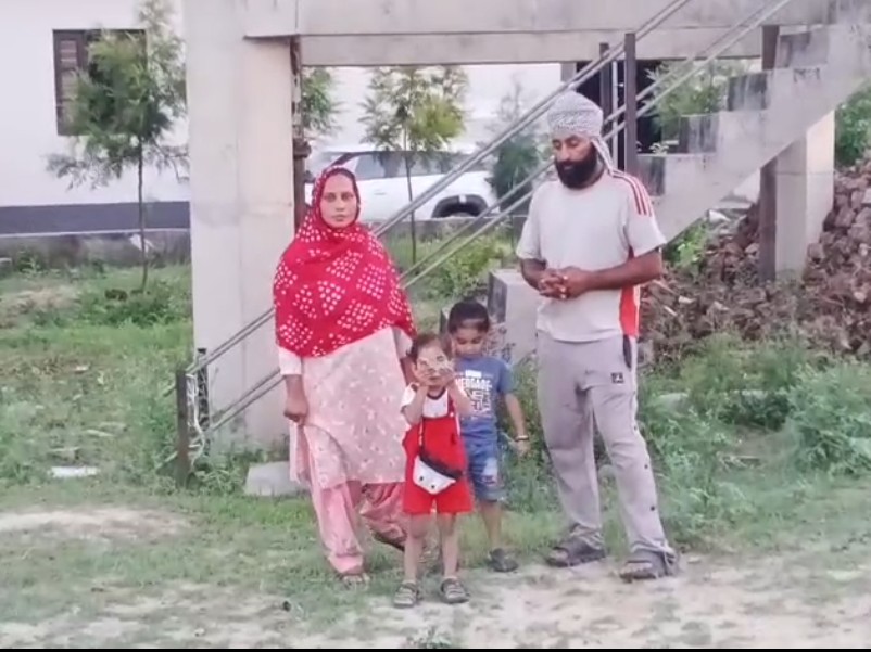 महिला का बेटा अपने बच्चों और पत्नी के साथ।