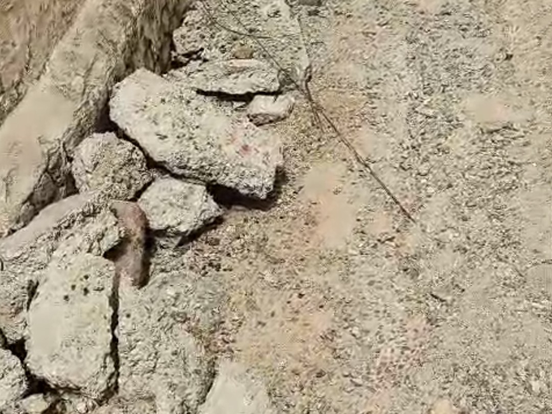 सड़क पर बड़े-बड़े ग़ड्ढे बनने से वाहन चालकों को बड़ी परेशानियों का सामना करना पड़ रहा है।