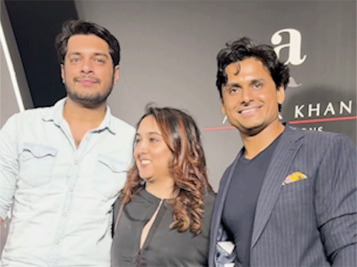 जुनैद, इरा और नूपुर शिखरे ने साथ में पोज दिए।