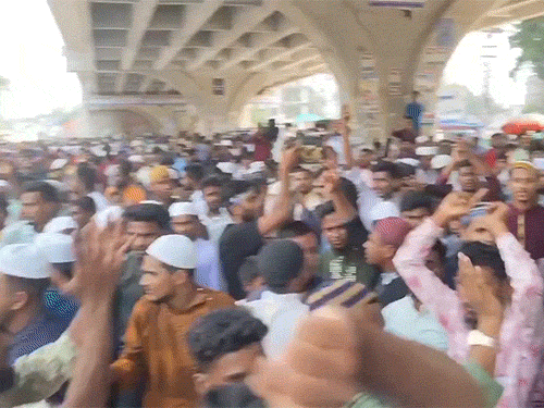 बीते शुक्रवार को चटगांव में राम मंदिर के खिलाफ प्रदर्शन करते हुए कट्टरपंथी।