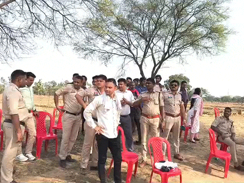 मौके पर पुलिसकर्मी मौजूद रहे, जिनकी निगरानी में शव बाहर निकाला गया।
