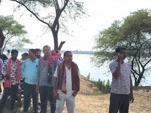 कब्र खुदाई के दौरान पीड़ित पक्ष के लोग और ग्रामीण मौजूद रहे।